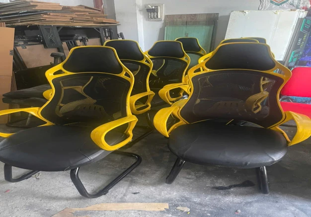 Ghế đúc vàng cũ